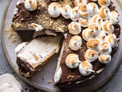 #MenoumeSpiti και φτιάχνουμε για εμάς το πιο νόστιμο κέικ-παγωτό με φυστικοβούτυρο