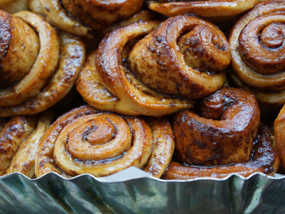 Το κόλπο με την κρέμα για να γίνουν τα ρολάκια κανέλας πιο νόστιμα κι από τα αυθεντικά