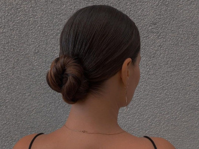 Sleek bun: Πώς θα κάνεις τον πιο κομψό κότσο με shiny αποτέλεσμα