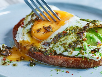 Αν βαρέθηκες το τοστ με αβοκάντο δοκίμασε τα pesto eggs