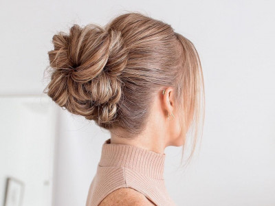 5 updos με λαστιχάκια για να μην έχεις άγχος ότι θα καείς την Ανάσταση