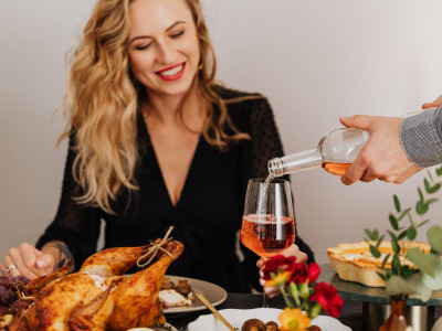 Το έξυπνο tip για να αποφύγεις το φούσκωμα που προκαλείται από το φαγητό & το ποτό των Χριστουγέννων