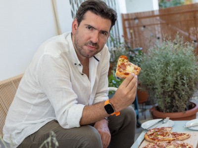 Ραντεβού στο μπαλκόνι; Είσαι 7 λεπτά μακριά από την πιο τέλεια, τραγανή και αφράτη Pizza