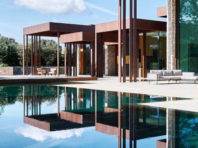 Στον καύσωνα το μόνο deco inspo που μας χρειάζεται είναι αυτές οι 10 πισίνες