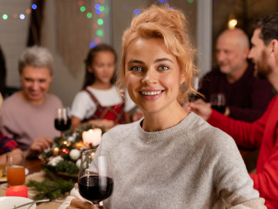 Γιατί συνεχίζουμε να αναζητούμε την έγκριση των γονιών μας, ακόμη και τα Χριστούγεννα