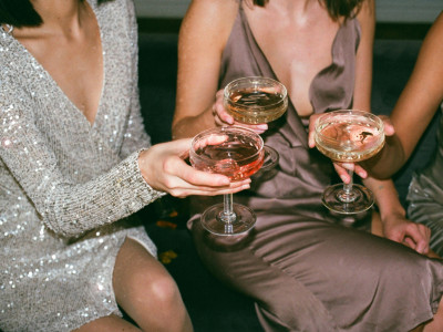 Τι είναι το binge drinking και πόσο επικίνδυνο είναι μέσα στις γιορτές;