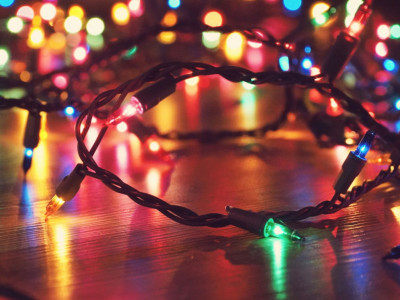 Είναι ασφαλές να αφήνεις τα φωτάκια στο χριστουγεννιάτικο δέντρο αναμμένα όλη τη νύχτα;