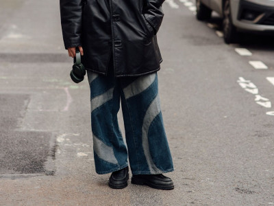 Τα baggy jeans συνδυάζονται με αυτά τα μοντέρνα παπούτσια για ένα κομψό look την άνοιξη του 2026
