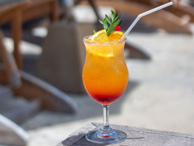 Sex on the Beach: Το retro cocktail που όλοι έχουμε δοκιμάσει έστω μία φορά