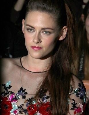 H πρώτη εμφάνιση της Kristen Stewart στο κόκκινο χαλί (την ίδια στιγμή που ο Rupert Sanders την χαρακτηρίζει «απίστευτη και αψεγάδιαστη»)