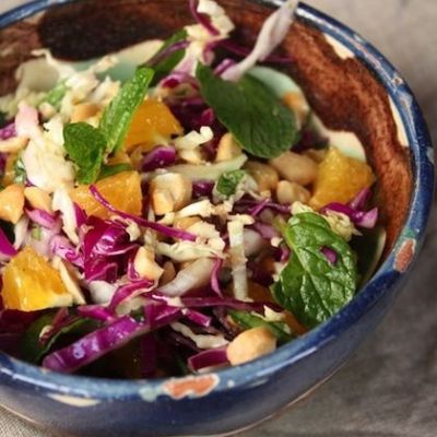 Ανάλαφρη Σαλάτα με λάχανο και ξηρούς καρπούς