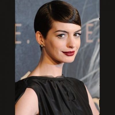 Ποιο μπορντό κραγιόν φοράει η Anne Hathaway;