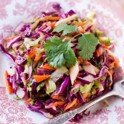 Απίθανη γιορτινή σαλάτα με λάχανο και κόκκινα μήλα