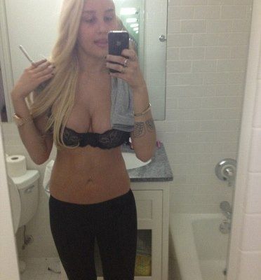 Η Amanda Bynes ξαναχτυπά: Στήθος έξω, κοιλιά έξω, μαλλιά... ε δεν έμειναν και πολλά!