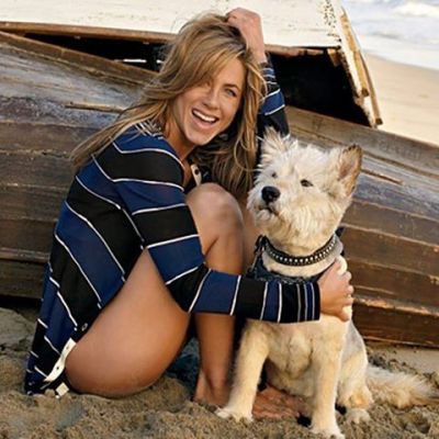 H Jennifer Aniston θα μας τρελάνει: Δείτε τι κάνει στα σκυλιά της