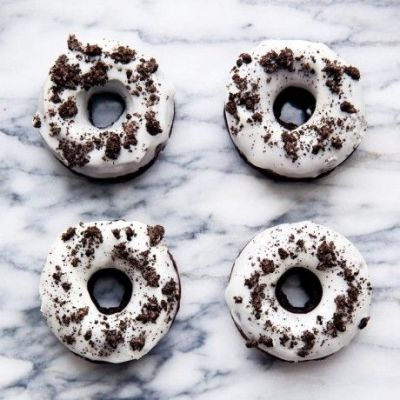 Τα πιο λαχταριστά donuts με μπισκότο oreo στο πιάτο σας