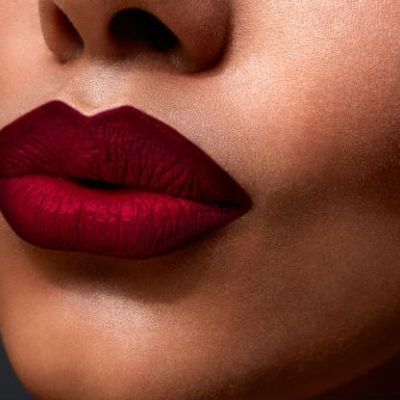 Με αυτά τα 3 απλά βήματα θα μετατρέψεις το lipstick κραγιόν σου σε matte