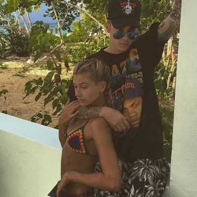 Η Hailey Baldwin μας δείχνει το μονόπετρό της στην πρώτη της έξοδο με τον Justin