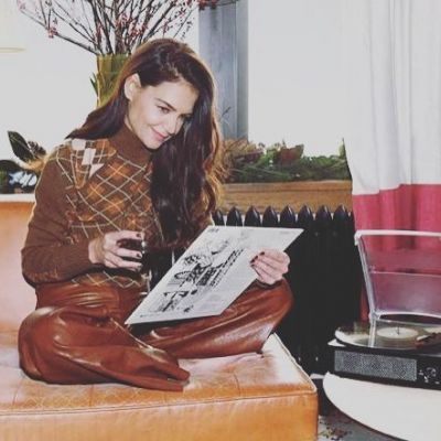 Η Katie Holmes απαθανατίζεται με την κόρη της, η Suri είναι σωσίας της