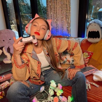 Μόλις είδαμε σπάνιες φωτογραφίες της Gigi Hadid με φουσκωμένη κοιλίτσα