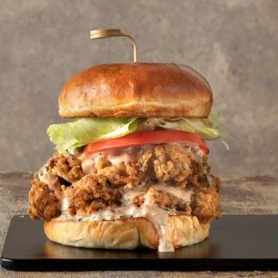 Άκης Πετρετζίκης: Chicken burger