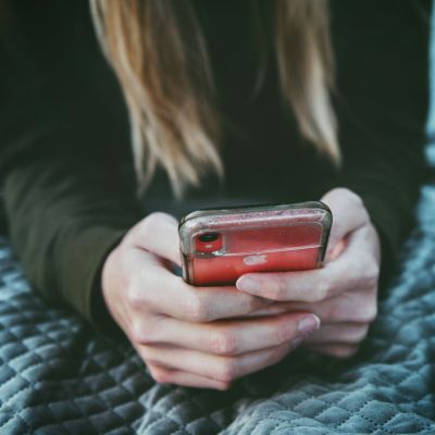 Μιλάτε στο Tinder αλλά δεν έχει social media; Πώς θα σιγουρευτείς ότι είναι αυτός που λέει