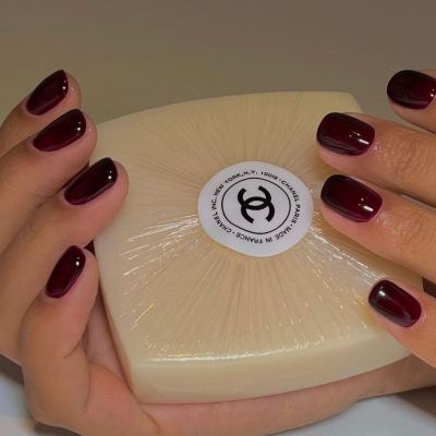 Black Cherry Manicure! Αυτή η απόχρωση ταιριάζει τέλεια σε κοντά νύχια