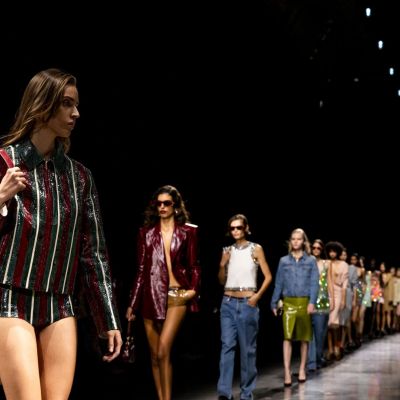 Οι εργαζόμενοι του οίκου Gucci κατεβαίνουν σε απεργία και ο κόσμος της μόδας τους συμπαραστέκεται