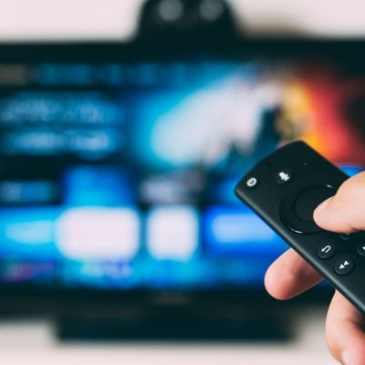 Γιορτινός τηλεοπτικός οδηγός: 3 κινηματογραφικές πρεμιέρες και 2 νέες σειρές για τα Χριστούγεννα