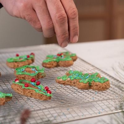 Gingerbread cookies: Τα πιο μυρωδάτα χριστουγεννιάτικα μπισκότα με κανέλα