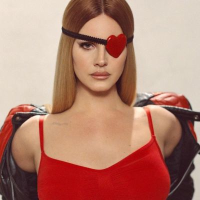 Η Lana Del Rey έγινε 39: Σαν να μην πέρασε μέρα από τότε που ακούγαμε «Blue Jeans» στο repeat, ε;