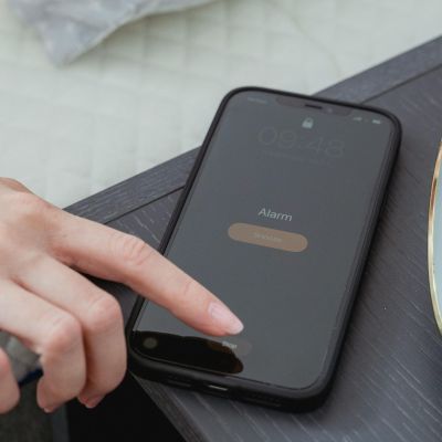 Τι ζημιά προκαλεί το snooze στον εγκέφαλο; Μία παθολόγος εξηγεί γιατί αυτό το κουμπί δεν είναι αθώο