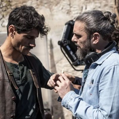 Ο Σωτήρης Τσαφούλιας μίλησε για τη λογοκρισία στην τέχνη και τις επίκαιρες όσο ποτέ 17 Κλωστές