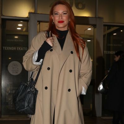 Καμπαρντίνα & μπότες: Η Σίσσυ Χρηστίδου με μπεζ trench coat -2 σχέδια σε Black Friday τιμές