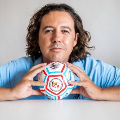 Ο Ηλίας Μάστορας φτιάχνει μπάλες για τυφλά παιδιά και μας συστήνει το Ποδόσφαιρο Τυφλών