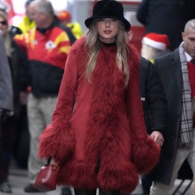 Η Taylor Swift με κόκκινο faux fur παλτό επιβεβαίωσε την κορυφαία τάση στα πανωφόρια του χειμώνα