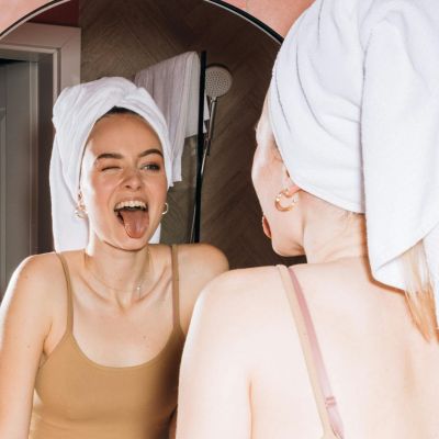 Το βήμα στην skincare ρουτίνα σου που επιβραδύνει τη γήρανση και δεν πρέπει να παραλείπεις είναι ένα