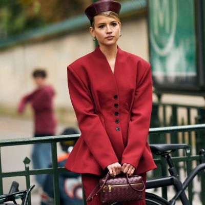 Οδηγός αγοράς: 10 cherry red items που θα σου φτιάξουν τη διάθεση