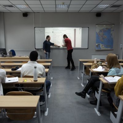 Παγκόσμια Ημέρα Ελληνικής Γλώσσας: Πώς είναι να είσαι ξένος & να μαθαίνεις ελληνικά για πρώτη φορά;