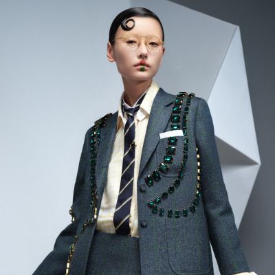 Thom Browne F/W 2025: Ένα φόρεμα trompe-l'œil δίνει στυλ στην «ψευδαίσθηση»