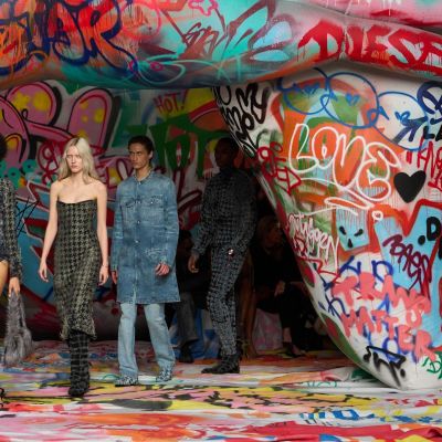 MFW FW25: Στο show της Diesel η street art γέμισε τον χώρο ενέπνευσε τον Glenn Martens