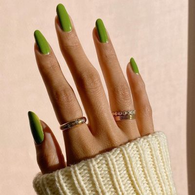 Από το Matcha green στο απαλό ροζ, αυτά τα 5 χρώματα είναι τάση στο manicure τώρα