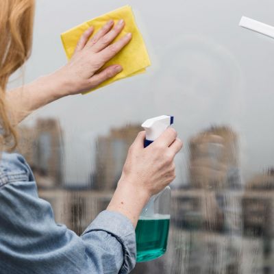 Πρόσθεσε 3 κουταλιές από αυτό το υγρό και τα παράθυρα θα λάμπουν για εβδομάδες