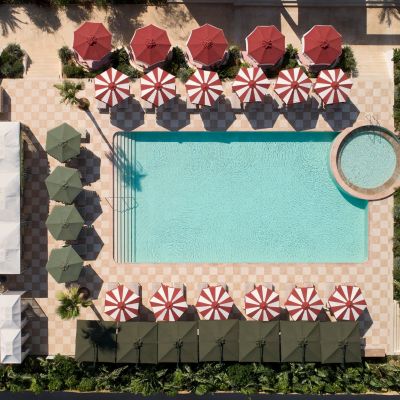Ρετρό glam vibes, συναρπαστικές γεύσεις και cocktails και mini spa services στην αθηναϊκή Ριβιέρα
