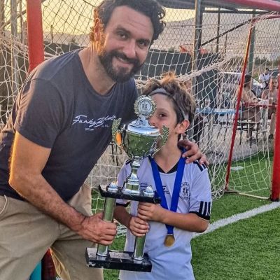 Στο νέο βίντεο του Μελέτη Ηλία με τον γιο του είδαμε και το ρουστίκ χρωματιστό σαλόνι τους