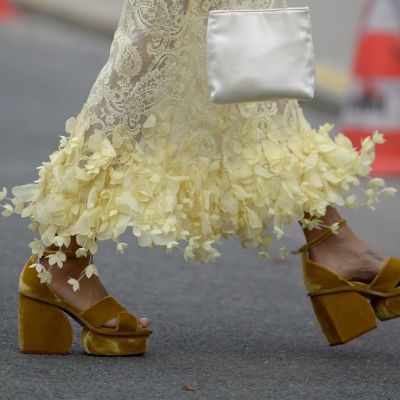 Το απόλυτο trend των ‘70s και ‘00s επέστρεψε - Δες πώς θα φορέσεις πλατφόρμες εν έτει 2025