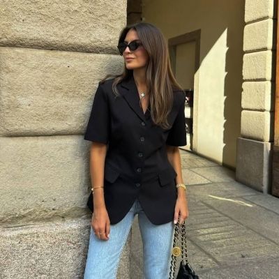 Tα κοντομάνικα blazers είναι η νέα chic επιλογή για κάθε μέρα – Δες πώς θα τα φορέσεις