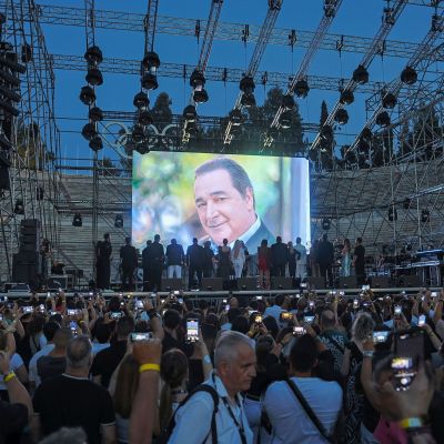 Στη συναυλία για τον Βασίλη Καρρά στο Καλλιμάρμαρο πρωταγωνίστριες ήταν η Χριστίνα και η Ειρήνη του