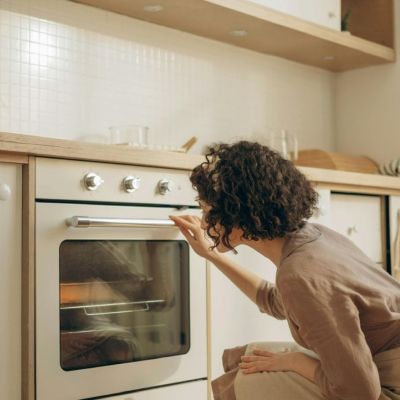 Ο αποτελεσματικός τρόπος για να καθαρίσεις το διπλό τζάμι του φούρνου χωρίς αποσυναρμολόγηση