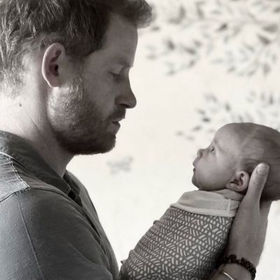 Ο πρίγκιπας Harry «παίζει» στο πιο μη ιδιωτικό βίντεο με τα παιδιά του στη Γιορτή του Πατέρα